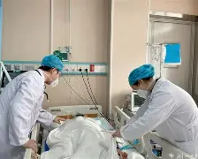 肌肉男惨遭酷刑绑在车后备箱挠脚心